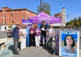 Sguigila junto a integrantes de Podemos en una carpa informativa.