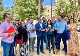 Los socialistas con los 'flyers' que han hecho bajo el título 'Salvemos a la OFM' y los lazos negros y blancos, que están repartiendo, en el paseo del Parque, frente al Ayuntamiento.