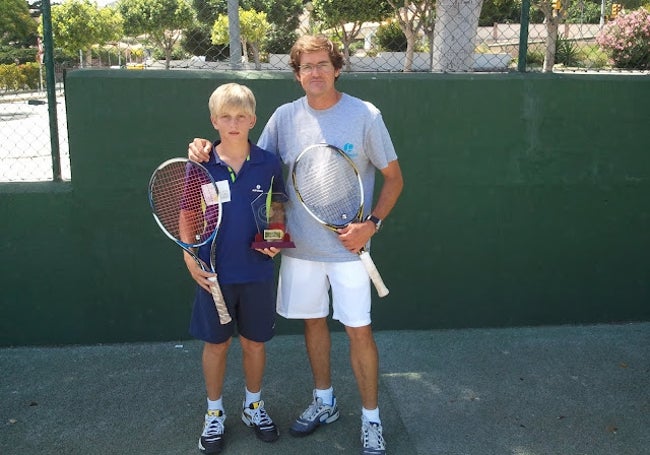 Davidovich, siendo un niño, junto a su primer entrenador, Manolo Rubiales.