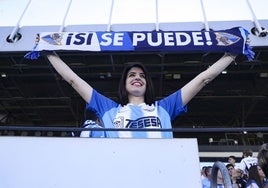 Una aficionada, con una pancarta de apoyo, en el partido del sábado contra el Castilla.