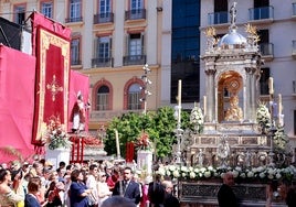 Paso de la custodia por la plaza de la Constitución en la procesión del Corpus Christi de 2023.