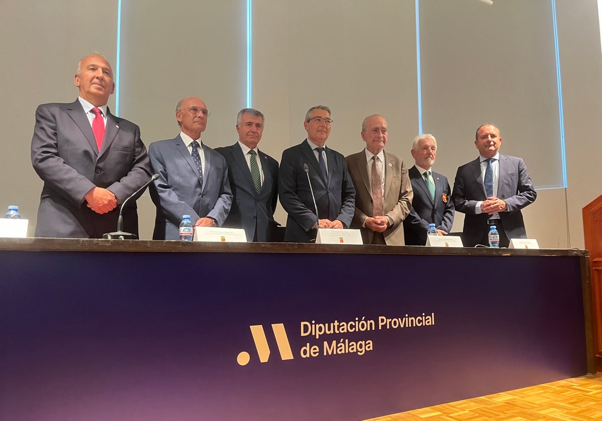 De izquierda a derecha; Jesús Narciso Núñez, Carlos Rubio, Juan Calvo-Rubio, Francisco Salado, Francisco de la Torre, Vicente Pérez y Manolo Castillo, durante el acto del 180 aniversario de la Guardia Civil.