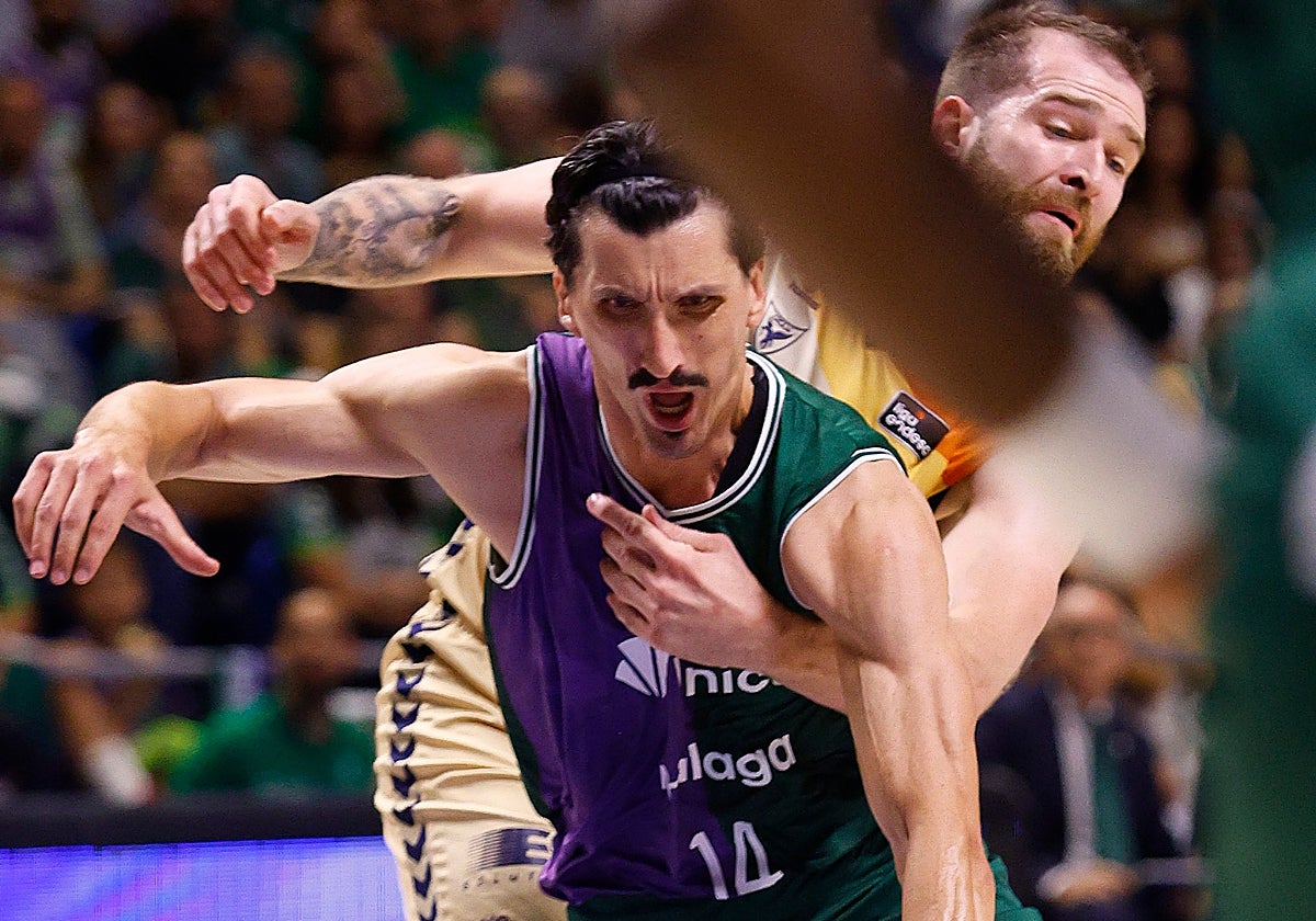 Djedovic trata de escaparse de la defensa de Radovic.