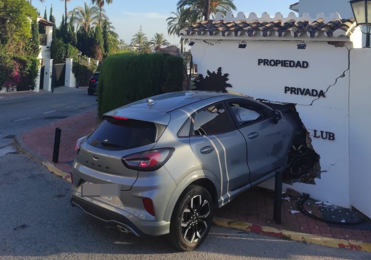 Empotra el coche contra el muro de una urbanización de Marbella y huye tras el siniestro