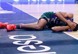 Taylor se duele en el suelo tras recibir el golpe.