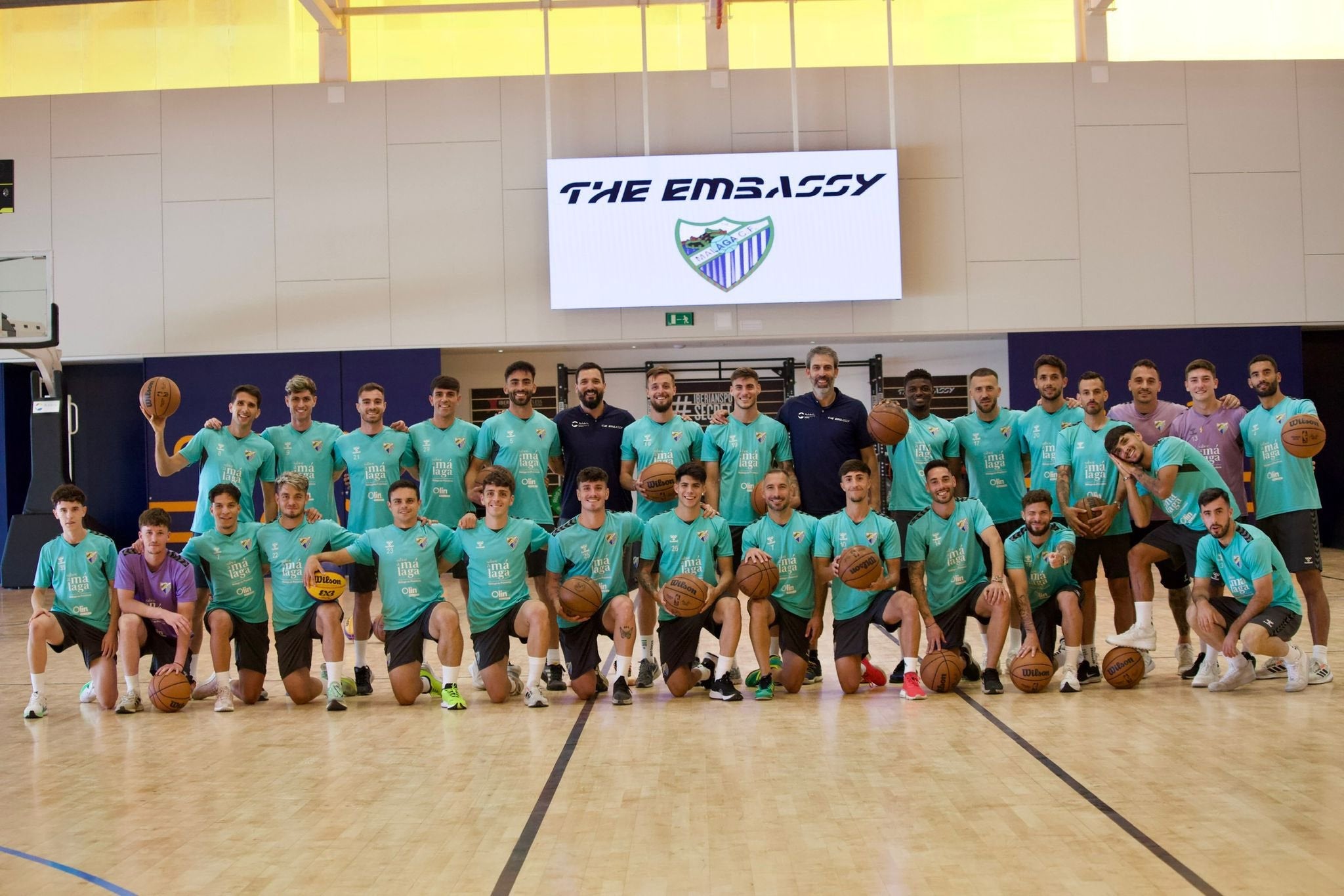 Foto de familia de la visita del Málaga a The Embassy.