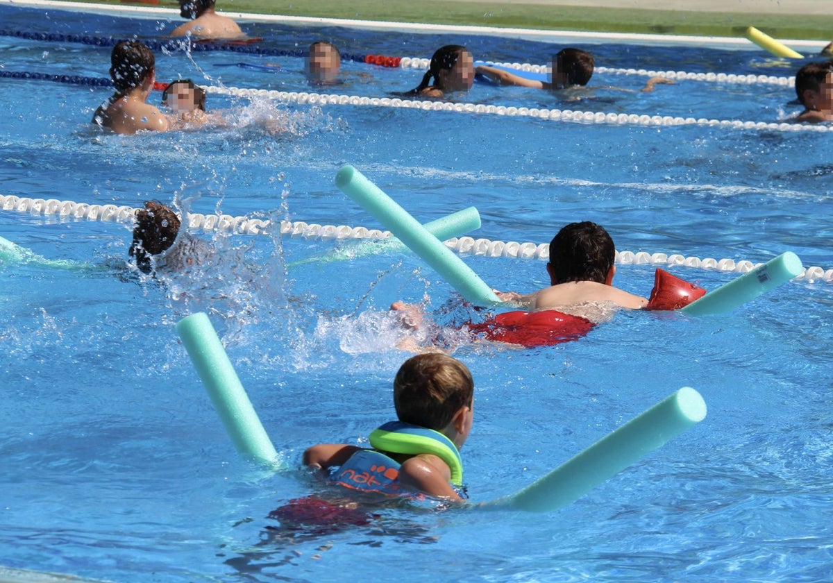 Niños en clases de natación el año pasado en Cártama.