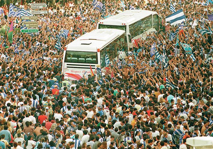 Los dos autobuses, con jugadores y dirigentes, sin poder abrirse paso entre miles de aficionados saliendo de la Plaza del General Torrijos hacia el Paseo del Parque.