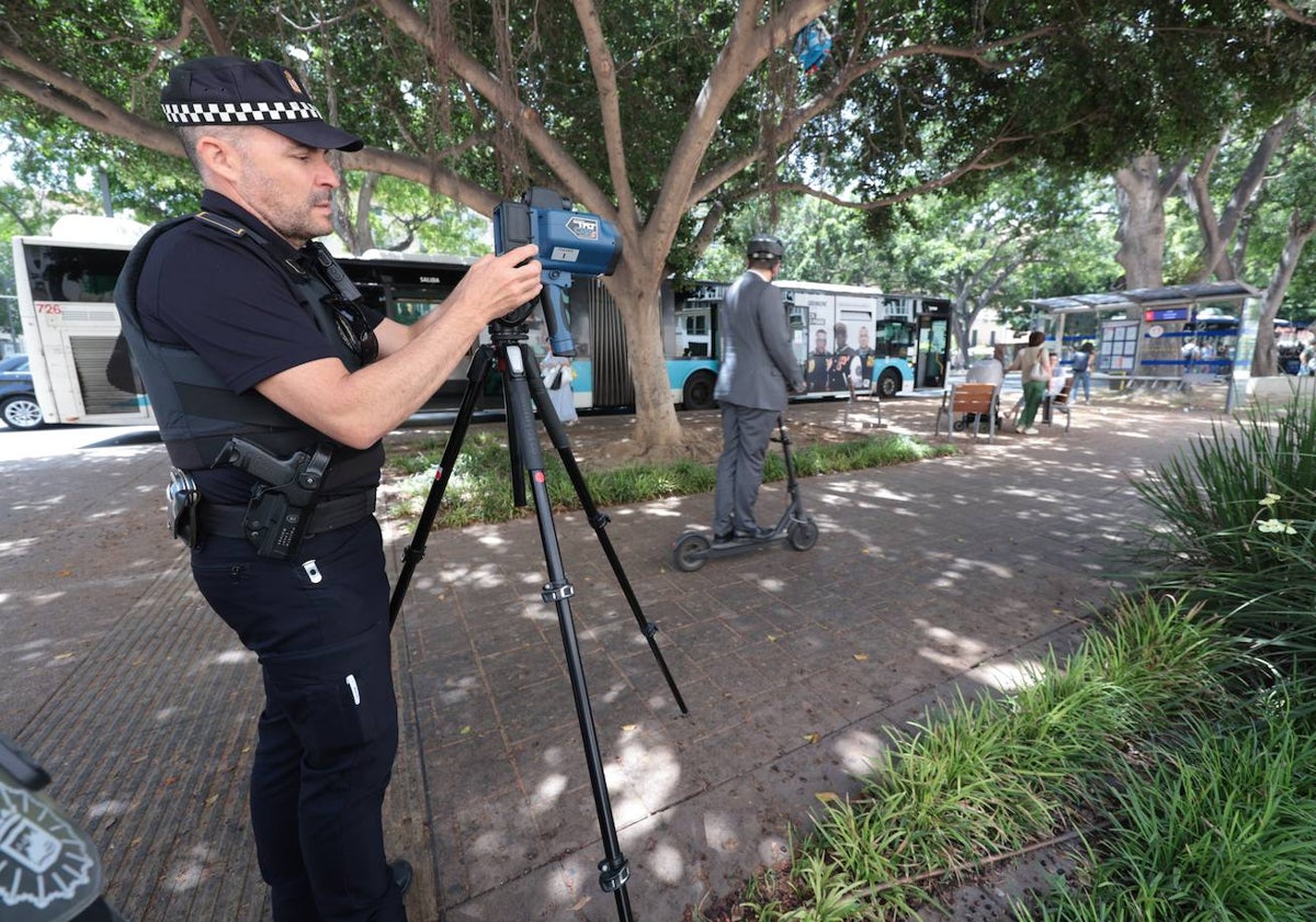 Controles de velocidad de los patinetes por parte de la Policía Local en Málaga.