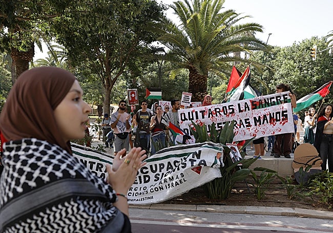 El grupo de estudiantes, concentrados ante la sede del Rectorado, en el Paseo del Parque.