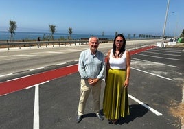 Los ediles Jesús María Claros y Rocío Ruiz, en la nueva zona de aparcamientos de Benajarafe.