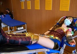 Superwoman, donando sangre en otra jornada solidaria en Málaga.