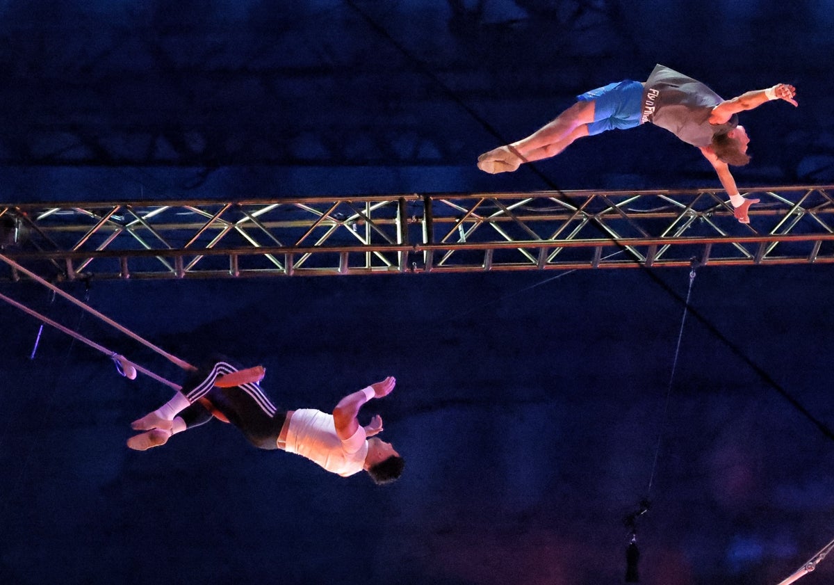 Imagen principal - Un momento del ensayo del trapecio volante, zona de entrenamiento y parte del vestuario.