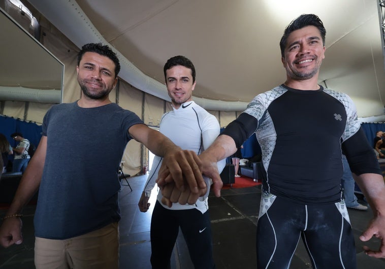 Gamal, Ammed y Dandino, en la carpa de artistas del Circo del Sol.