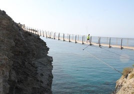 Insólito. En el epílogo de su paseo marítimo, el peñón de Jolúcar, se puede cruzar por este puente.