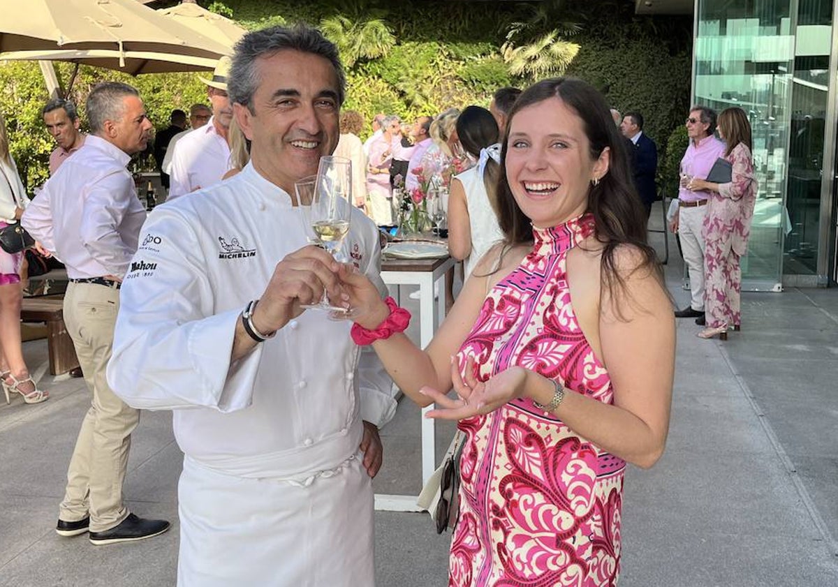 Imagen principal - Arriba, José Carlos García brinda con Amélie Bel Berbel. Abajo, parte de la terraza y vista desde la cocina este miércoles, durante la inauguración.