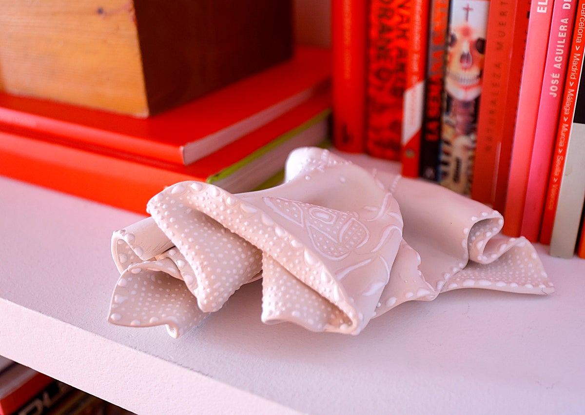 Imagen secundaria 1 - Paloma de la Cruz cose en barro el tapete de su abuela Anita