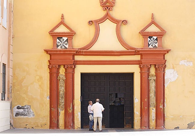 El deterioro también es evidente en la puerta de entrada al templo.