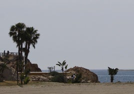 a playa, junto a uno de los extremos de los Acantilados de El Cantal, en La Cala del Moral.