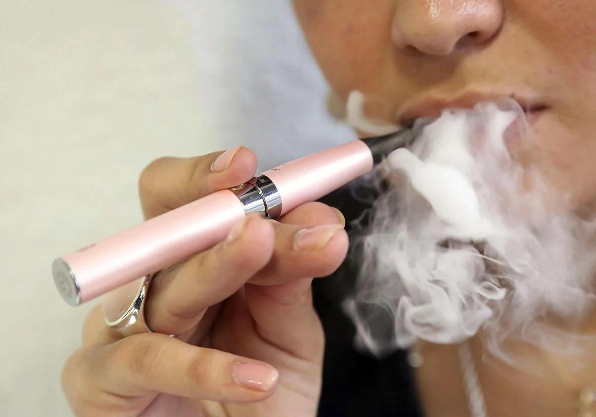 Neumólogos de Málaga alertan sobre el creciente uso de vapeadores y destacan sus riesgos