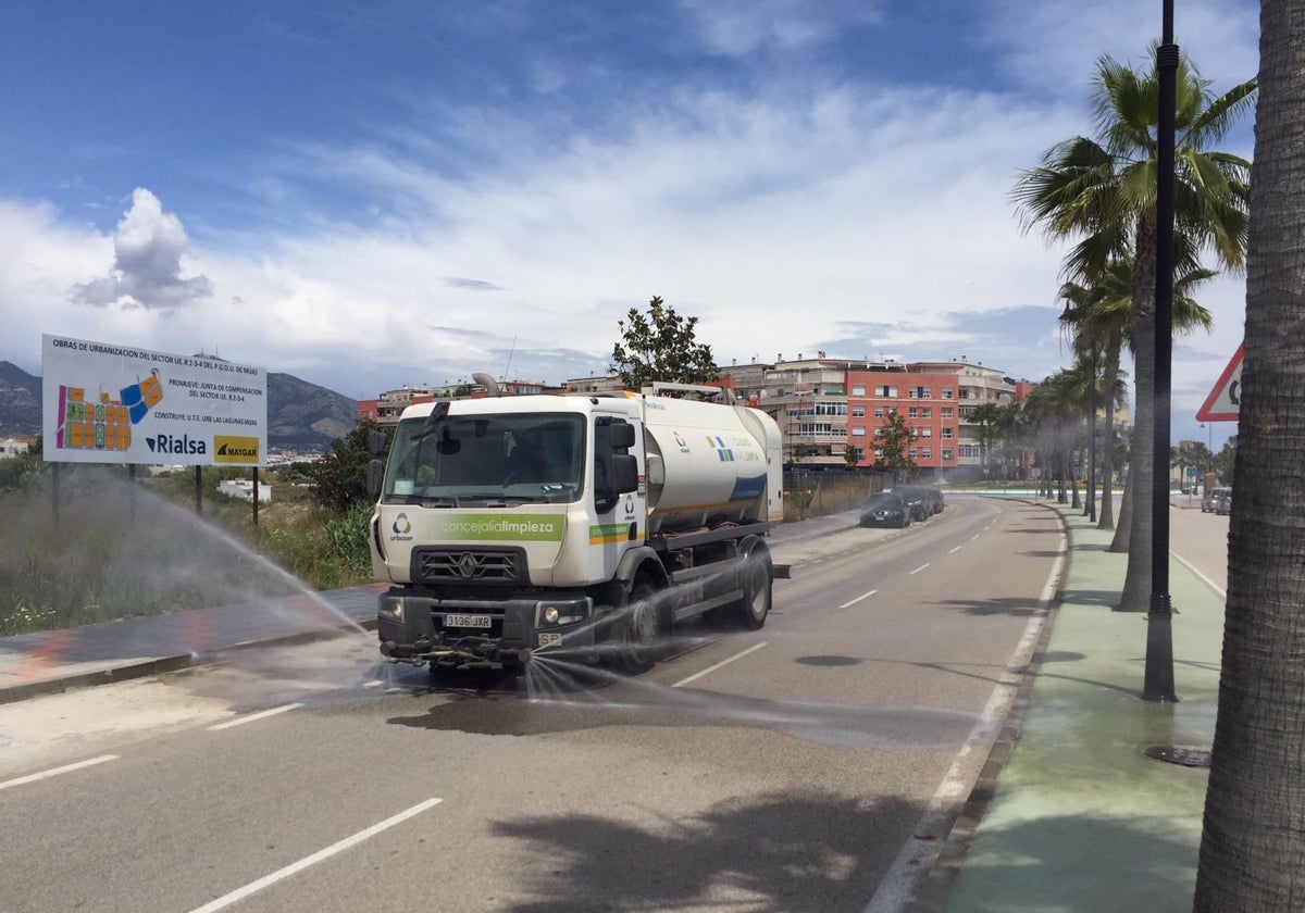 Uno de los vehículos de limpieza de Mijas.