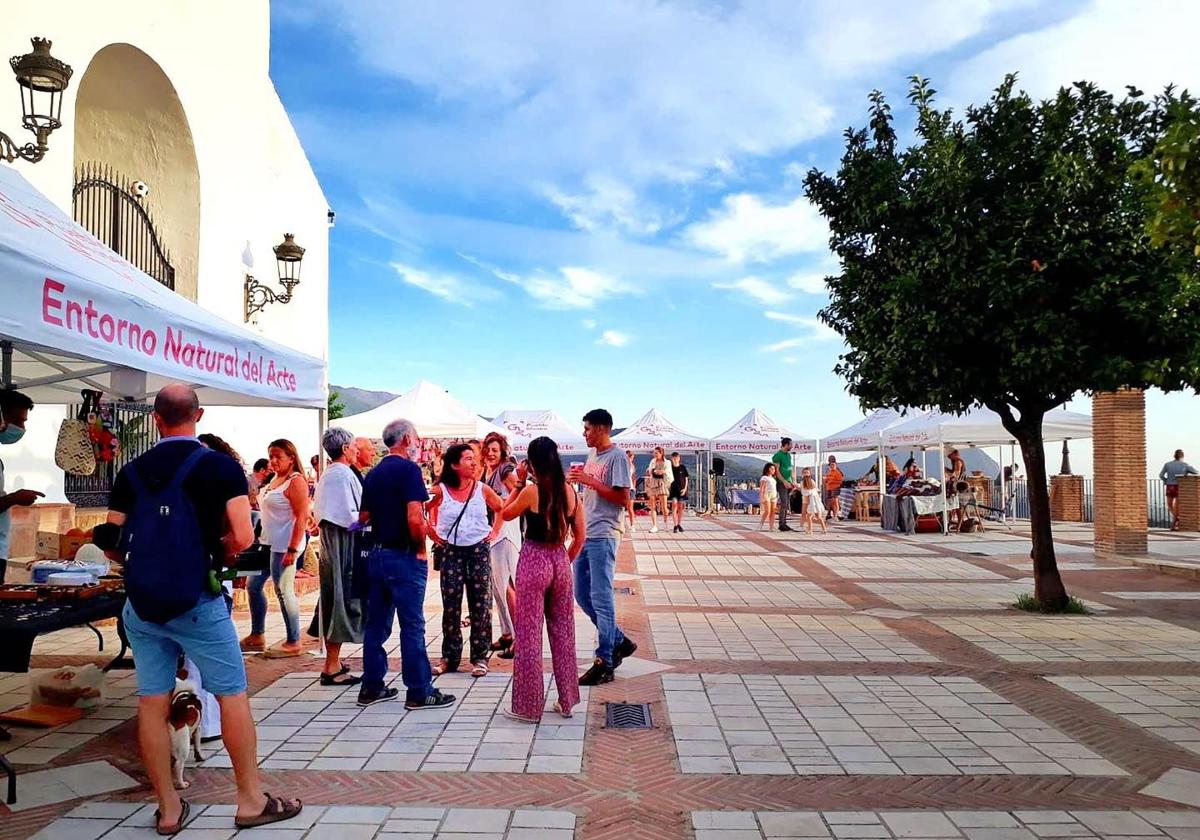 Este mercado se organiza en el entorno de la iglesia de Genalguacil.