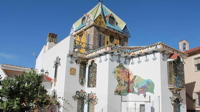 Esta vistosa casa museo podría firmarla Gaudí, pero es obra de un carpintero jubilado malagueño y está en un pueblo de la Axarquía