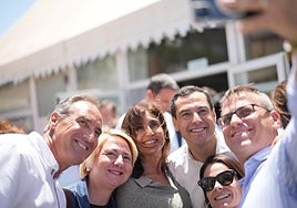 Juanma Moreno, este viernes con simpatizantes en un acto en Almería.