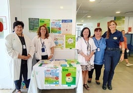 Mesa informativa instalada en el Hospital Comarcal de la Axarquía.