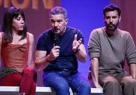 María Adamuz y Miquel Fernández, escoltando a Antonio Banderas, director del musical.