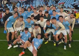 La plantilla del Celta B celebra una de sus victorias esta temporada en el estadio de Balaídos.