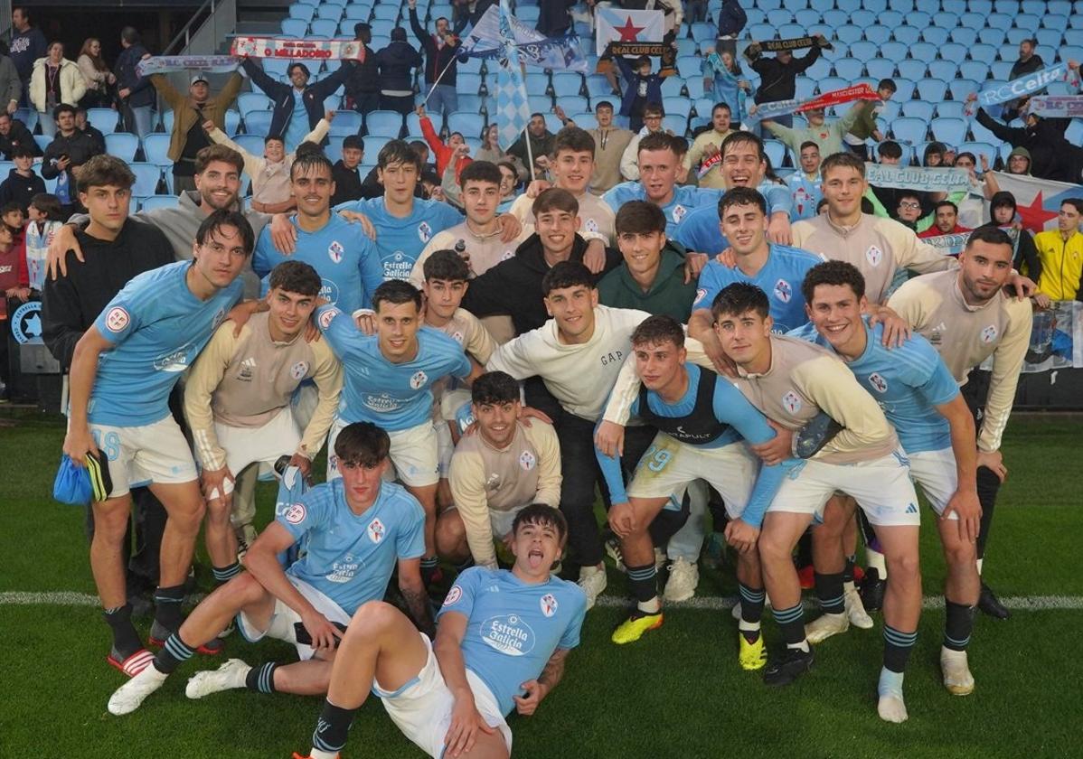 La plantilla del Celta B celebra una de sus victorias esta temporada en el estadio de Balaídos.