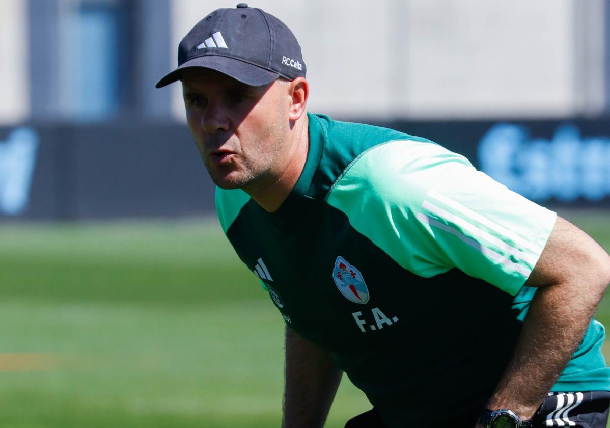 Fredi Álvarez, entrenador del Celta B, en un entrenamiento de esta semana.