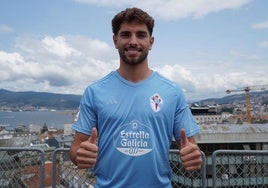 Javi Rueda posa como jugador del Celta B.