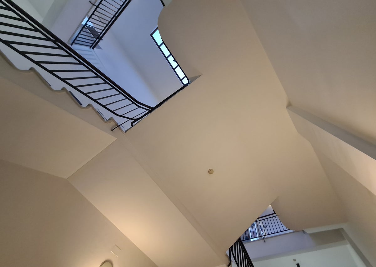 Imagen secundaria 1 - La fachada curva que mira al Mediterráneo y la escalera marcan el eje del edificio del Movimiento Moderno que, en su nueva etapa, como centro cultural, acoge todo tipo de actividades, como el festival de La Térmica Village.