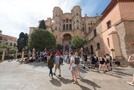 Un grupo de turistas en los alrededores de la Catedral de Málaga.