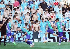 Roberto celebra el segundo gol junto a sus compañeros.