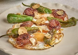 Huevos fritos, chorizo al ajillo y pimientos verdes para desayunar