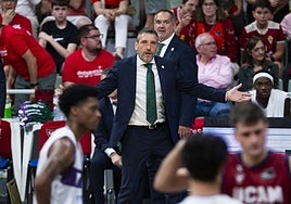 Ibon Navarro intruye a sus jugadores en el Palacio.