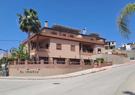 El Charco se encuentra en la pedanía de Los Romanes, perteneciente a La Viñuela.