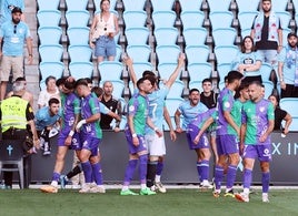 Los jugadores del Málaga celebran el gol de Roberto.