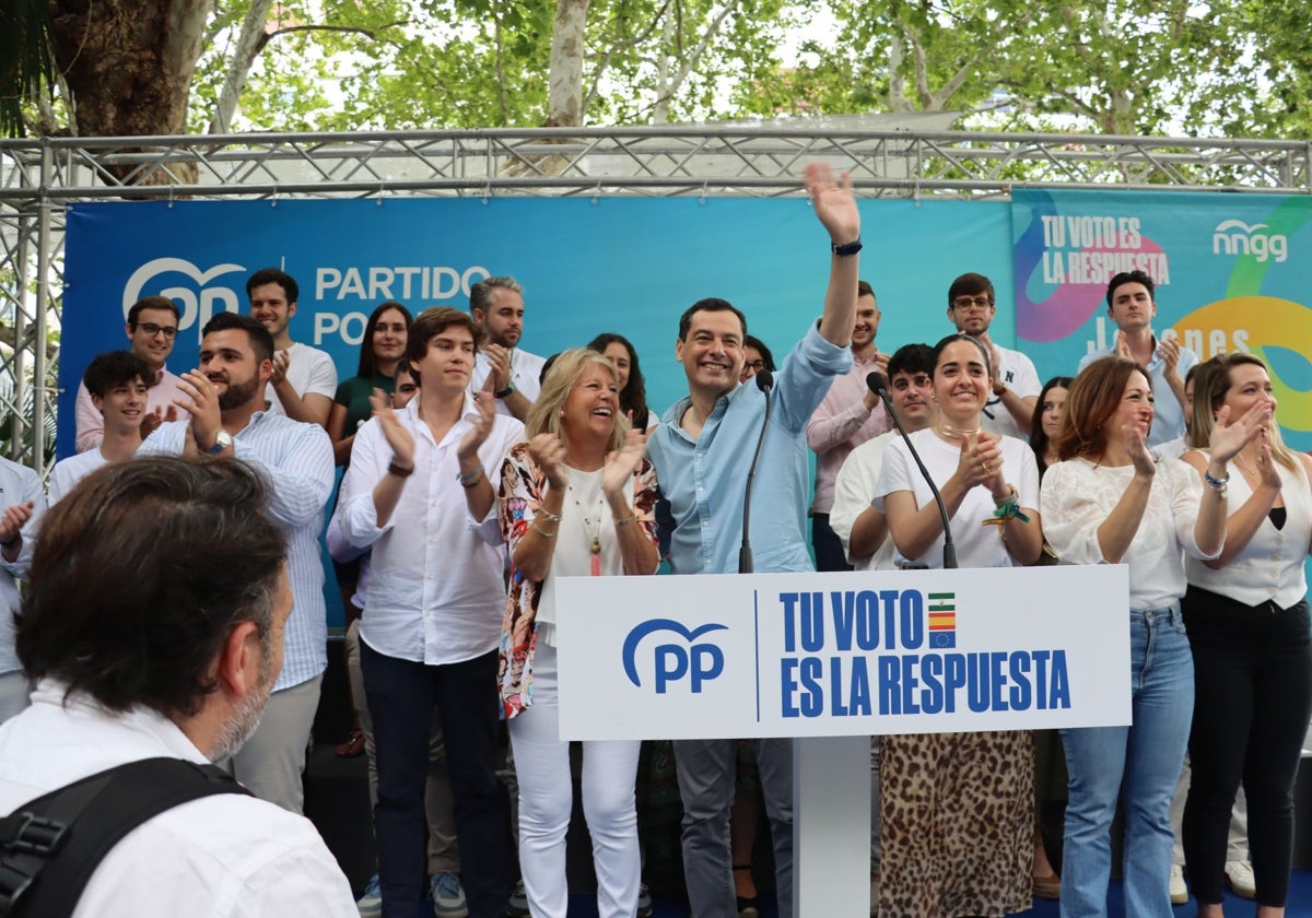 La alcaldesa, Ángeles Muñoz, y el presidente de la Junta, Juanma Moreno, este mediodía, en Marbella.