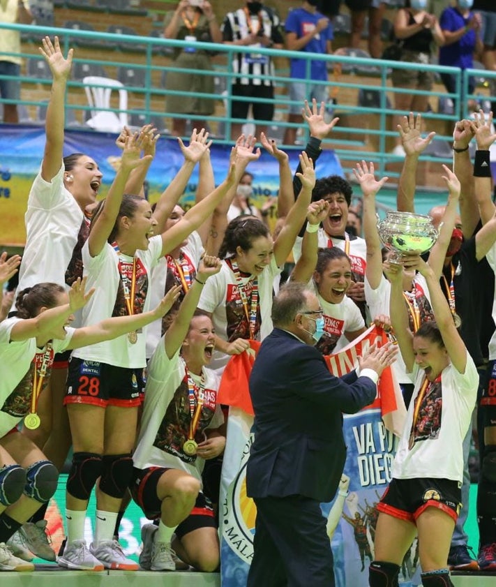 Imagen secundaria 2 - Campeonas de la Liga (2022-23), EHF European Cup (2020-21) y Copa de la Reina (2020).