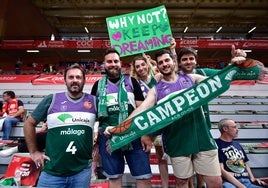 Aficionados del Unicaja, en la grada del Palacio de los Deportes de Murcia antes del tercer encuentro.