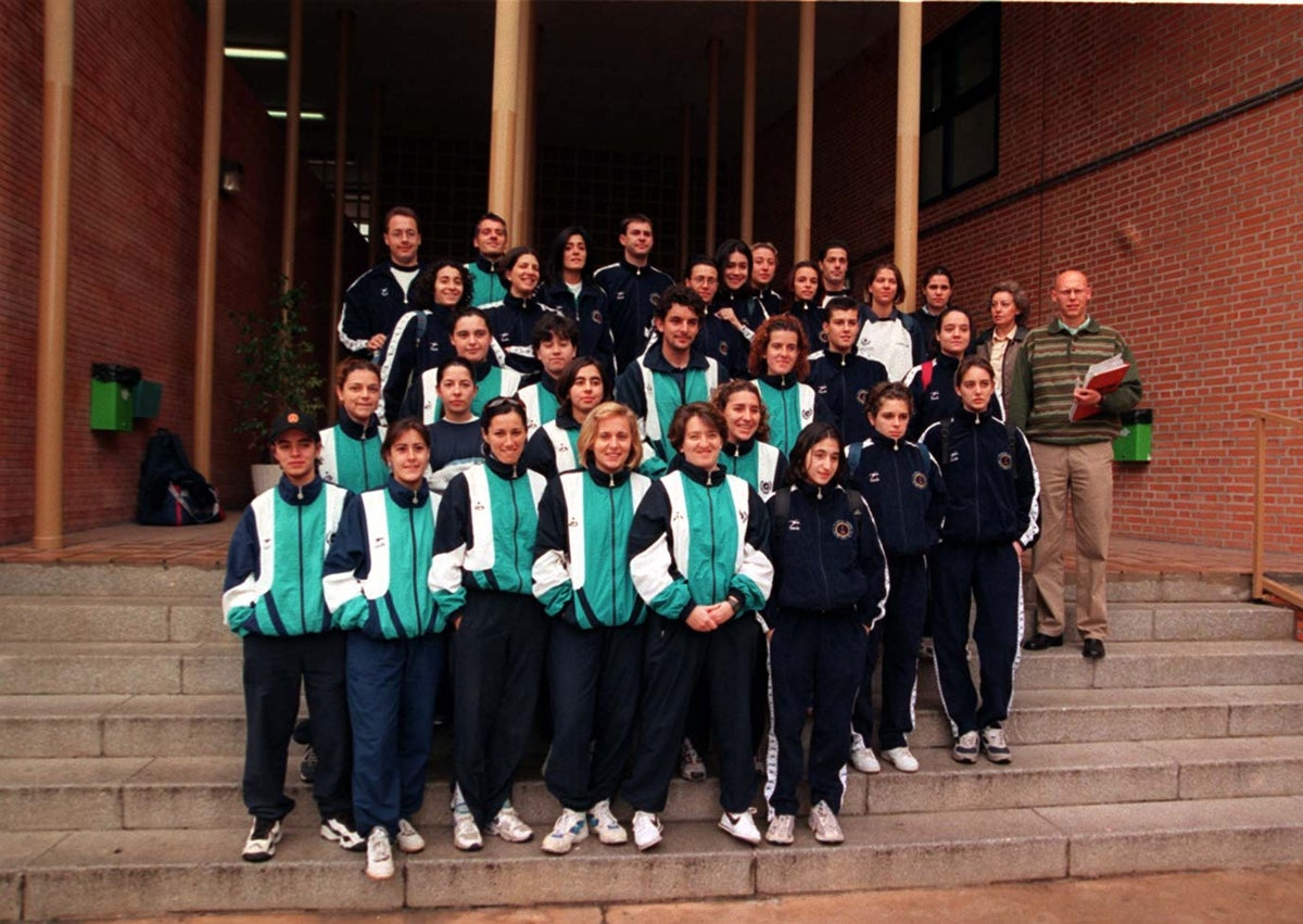 Imagen secundaria 1 - Foto junto a la cantera (2004); equipo y cuerpo técnico en 1999; homenaje a Carmen Morales, en 2004.