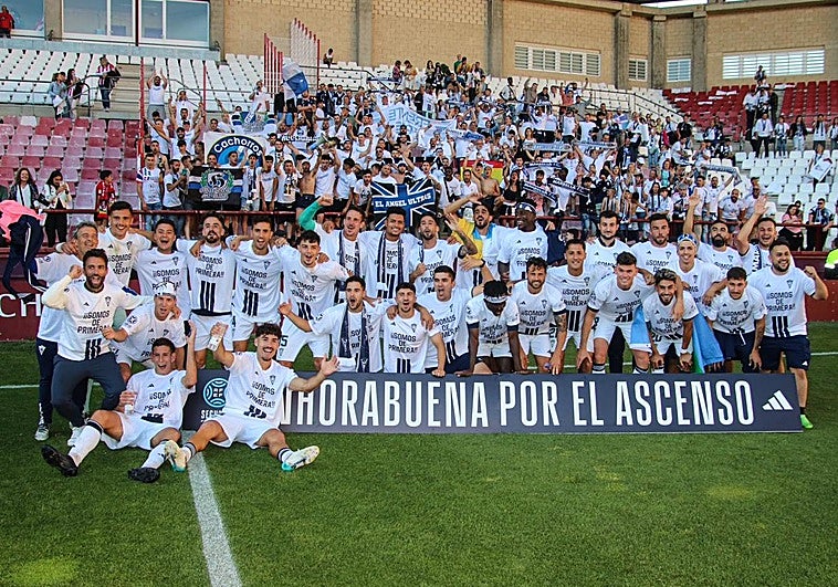 Celebración del ascenso del Marbella en Las Gaunas.