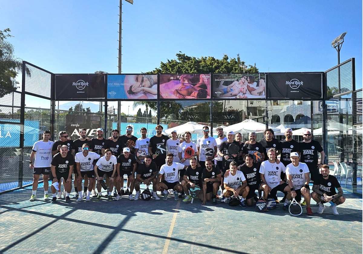 Los jugadores y patrocinadores, calentando motores este lunes en el Club de Pádel Los Granados.