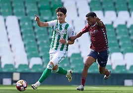 Andrés Caro, en una jugada durante el Betis Deportivo-Pontevedra en el 'play off' de ascenso a Primera Federación.