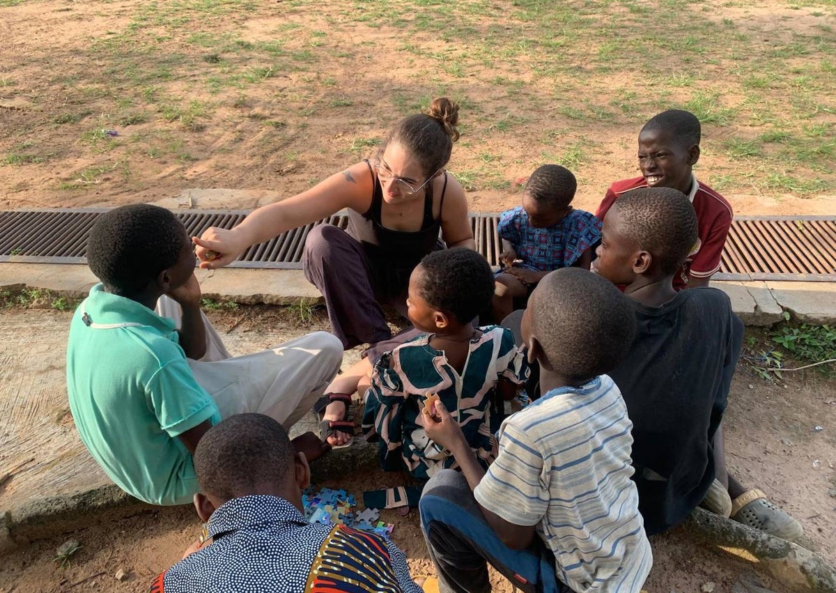 Imagen secundaria 1 - Desde enero hasta junio, Eva Martín está de voluntaria misionera de Salesianos en Nigeria. 