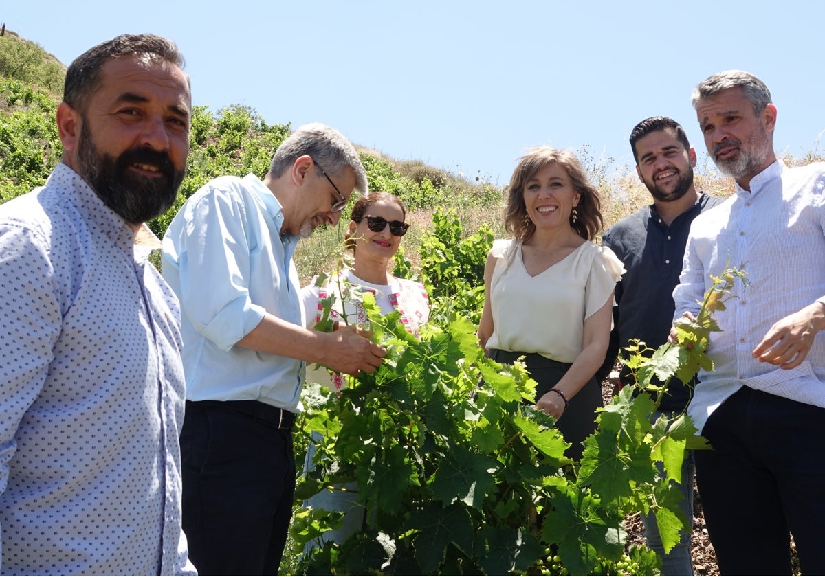 Romero junto a dirigentes socialistas en la visita a una finca en El Borge.